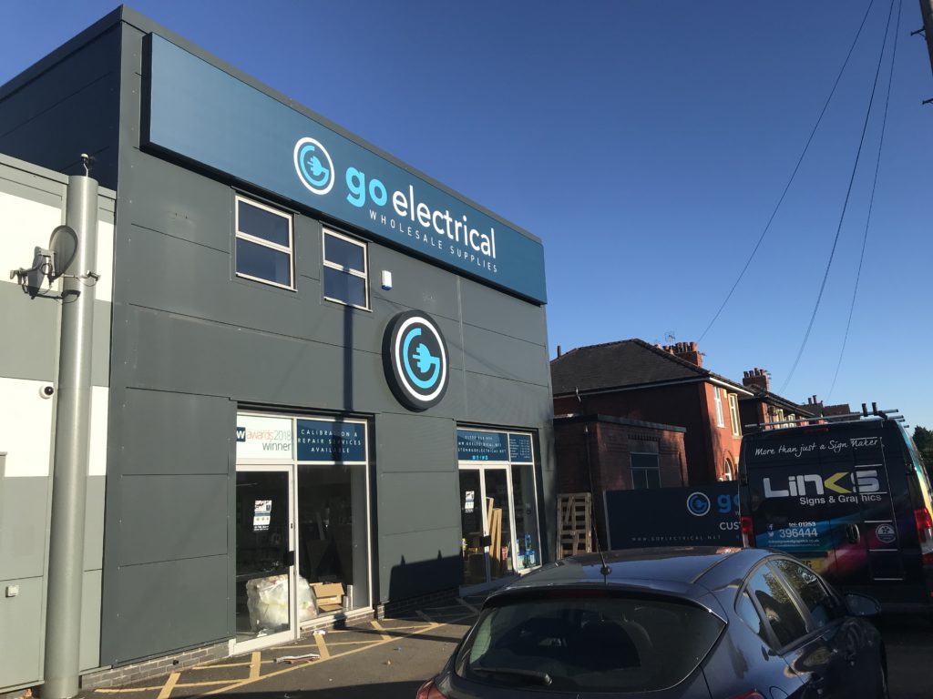 https://www.linkssignsandgraphics.co.uk/wp-content/uploads/2019/11/Illuminated-Fascia-Signage-1024x768.jpg